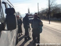 Момент задержания микроавтобуса с активистами инициативной группы 