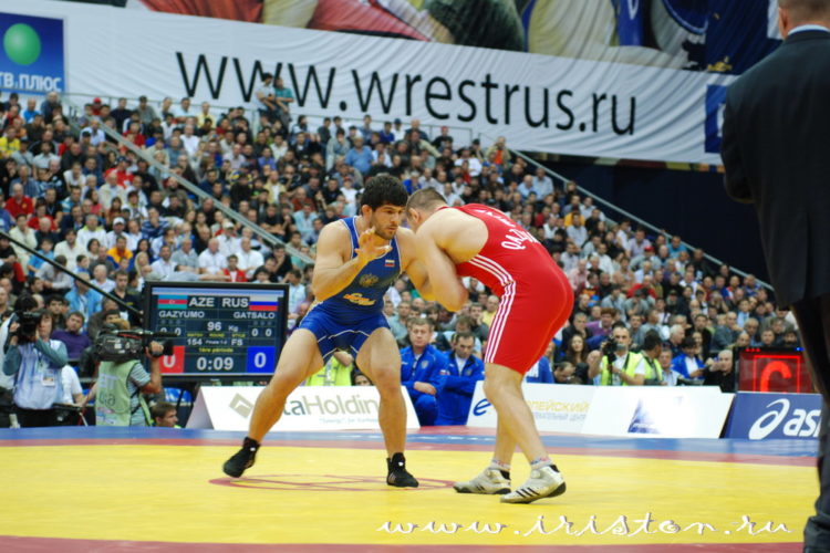 Осетинский финал Чемпионата мира-2010 по вольной борьбе в весовой категории до 96 кг: Гацалов (Россия) - Газюмов (Азербайджан). В синем трико - Хаджимурад Гацалов - серебряный призер ЧМ-2010