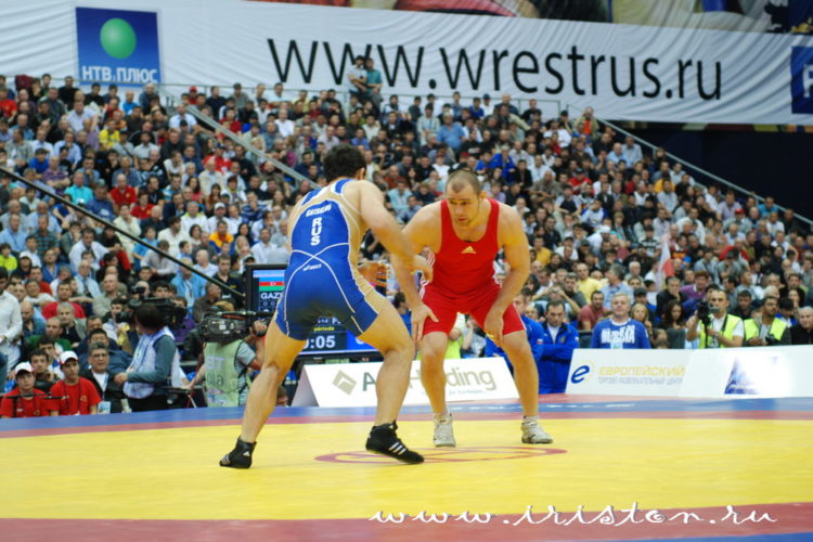 Осетинский финал Чемпионата мира-2010 по вольной борьбе в весовой категории до 96 кг: Гацалов (Россия) - Газюмов (Азербайджан). В красном трико - Хетаг Газюмов - Чемпион мира-2010