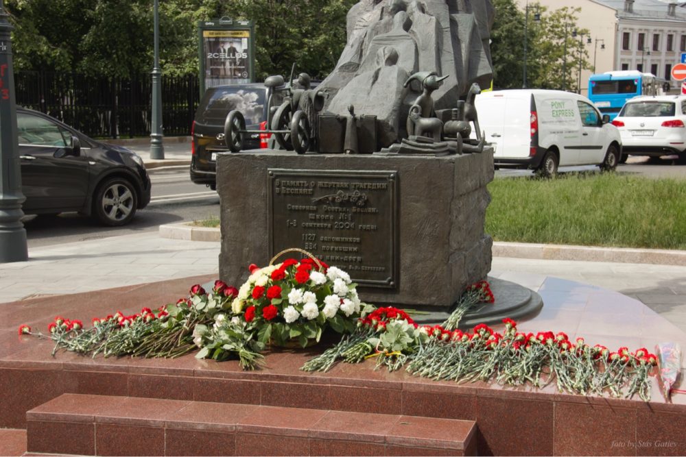 Памятник жертвам Беслана в Москве. Памятник Беслан на Кулишках. Памятник жертвам 9 января. Памятник жертвам беслана