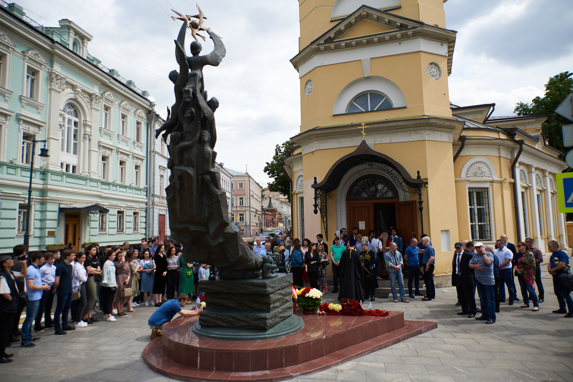 Памятник жертвам беслана. Памятник жертвам Беслана в Москве. Храм Рождества Пресвятой Богородицы на Кулишках. Памятник детям Беслана в Москве. Памятник детям Беслана Церетели в Москве.