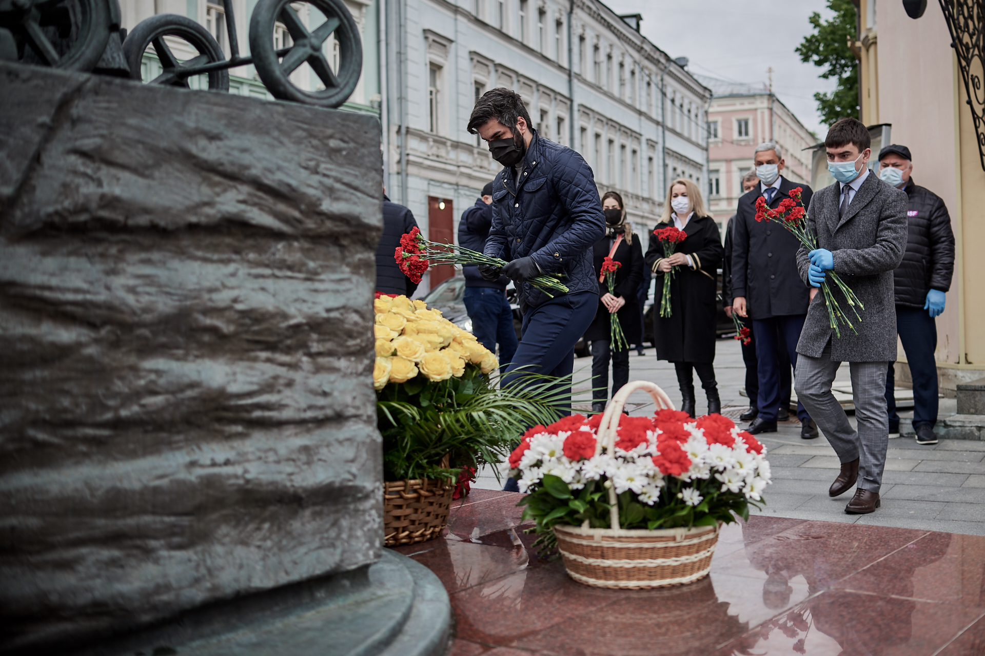 Возложение цветов к памятнику какие цветы