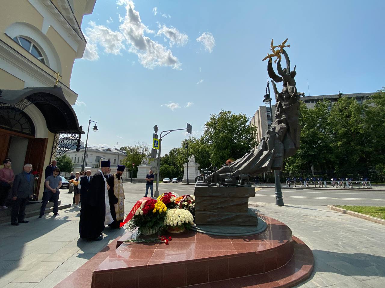 Памятник жертвам беслана. Памятники. Памятник детям Беслана в Санкт-Петербурге. Памятник бесланским детям. Памятник в защиту детей.